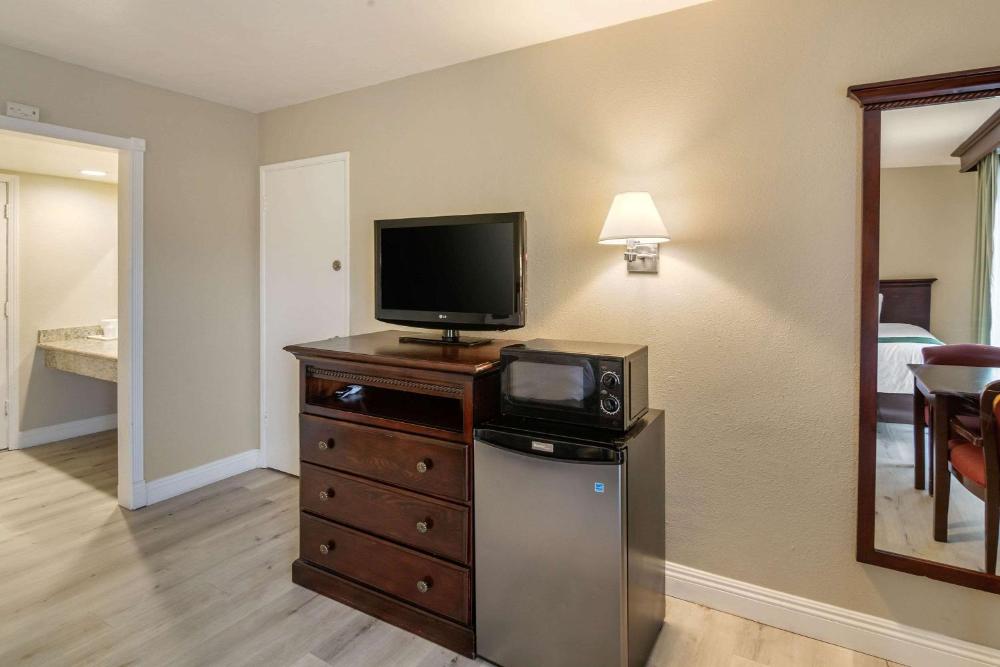 Standard Room, 2 Queen Beds, Non Smoking interior